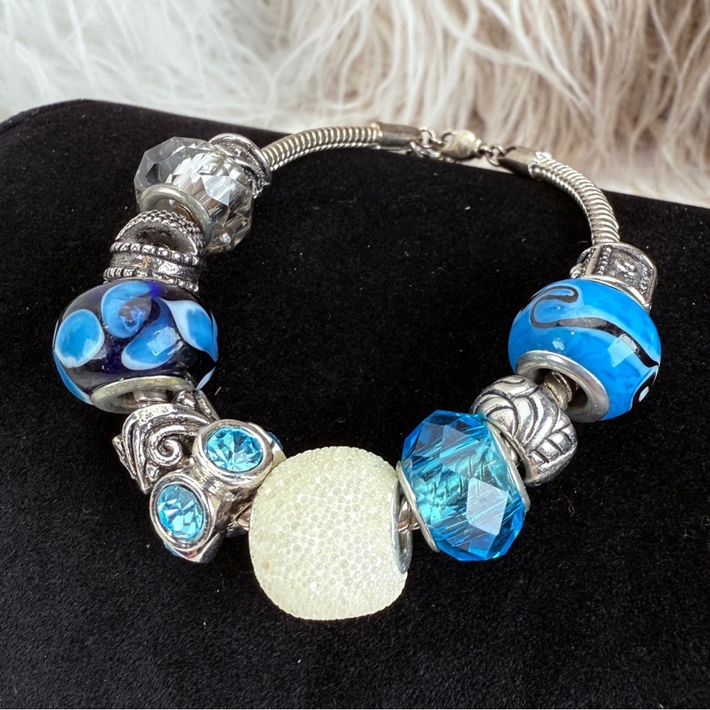 Pretty aged Silvertone blue multi charm beaded 7 3/4 inch bracelet